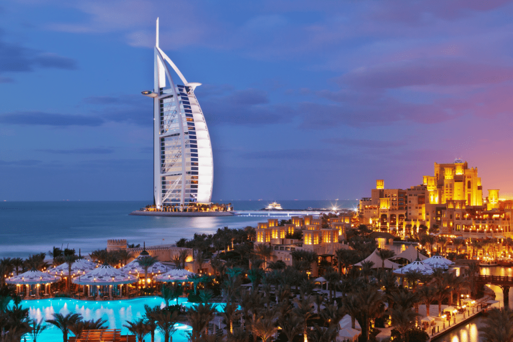 Burj Al Arab el único hotel 7 estrellas del mundo y uno de los lugares imprescindibles en Dubai para los visitantes.
