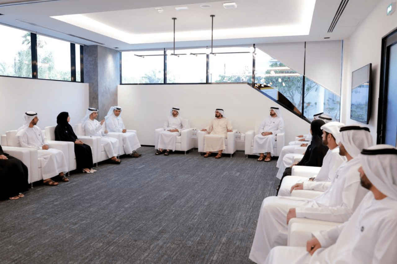 Los dirigentes de Dubai y los Emiratos Árabes Unidos en una visita al Centro Espacial Mohammed Bin Rashid
