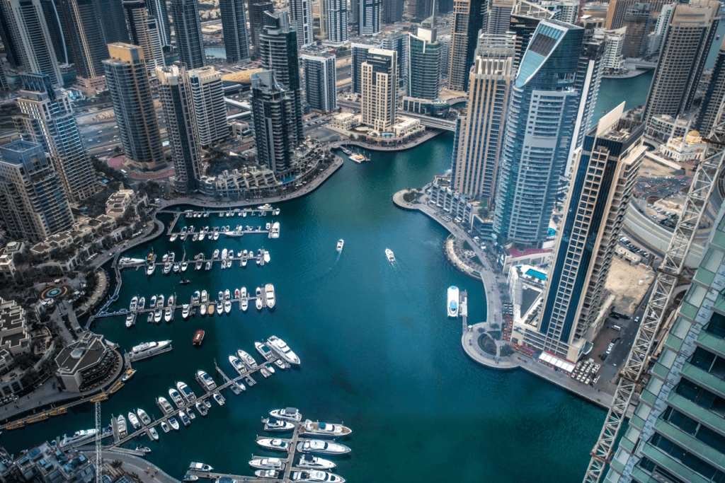 Dubai Marina y su hermosa vista aérea deslumbra a los visitantes porque es de los lugares imprescindibles en Dubai.