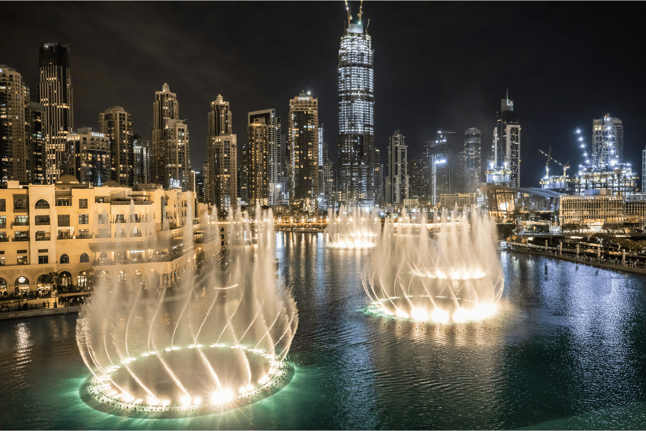 Dubai Fountain de noche espectáculo nocturno.